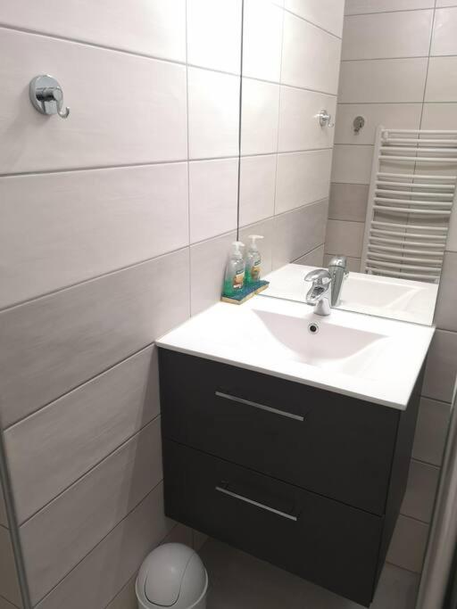 Ferienwohnung Au Pied Des Pistes Avec Parking Entierement Renove Huez Exterior foto